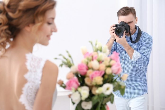 what-should-photographers-wear-at-weddings